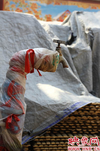 一名居民對(duì)記者說，“你擰擰水管看，俺不騙你，沒水吧？”