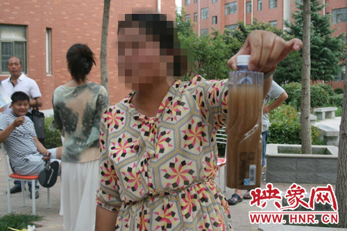 業(yè)主張女士向記者出示了一瓶從水管里接來(lái)的水。