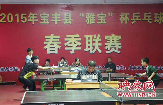 2月22日，河南省寶豐縣兩名乒乓球參賽選手在比賽中激烈角逐。