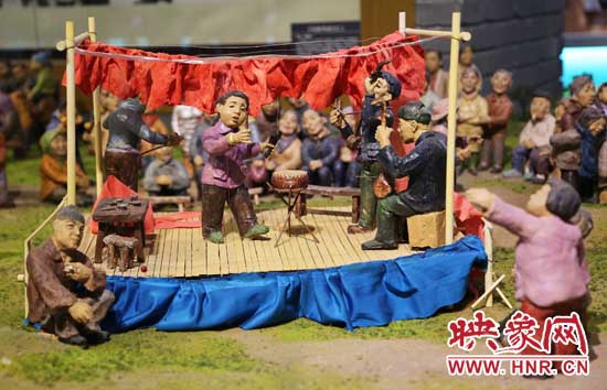 河南寶豐中華曲藝展覽館內(nèi)的說(shuō)唱和聽書造型的泥塑人。（3月1日攝）