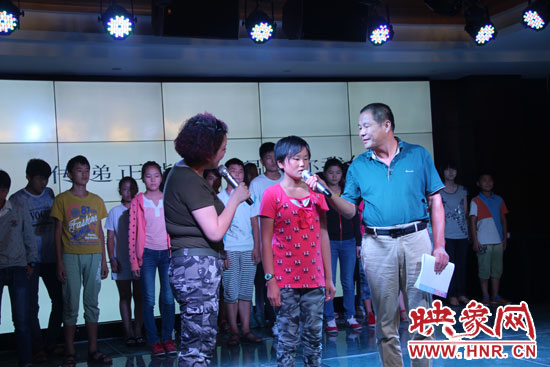 為26位貧困兒童募集94685.99元和價值近五萬元的書籍、衣物等物資