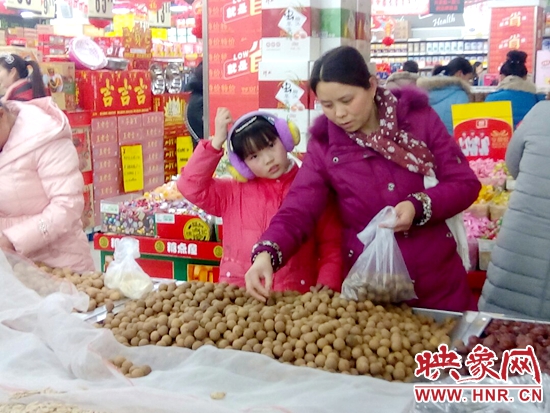 市民在挑選干貨