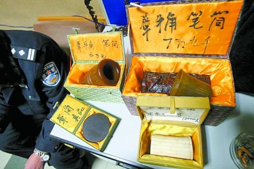 這些商品被暫扣，并根據(jù)鑒定情況對(duì)販賣(mài)者依法處罰。 記者 閆化莊 攝