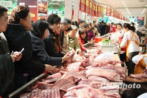 資料圖。1月份CPI等經(jīng)濟(jì)數(shù)據(jù)將于今天發(fā)布。多家機(jī)構(gòu)預(yù)計(jì)，受春節(jié)“錯(cuò)位”因素及豬肉價(jià)格回落影響，1月CPI同比漲幅在1.8%左右。從各機(jī)構(gòu)發(fā)布的報(bào)告來看，從2月開始，CPI或?qū)⑦M(jìn)入新一輪上行周期。