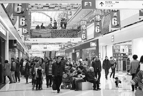  近年來，在商場“過年”成了很多市民的選擇。