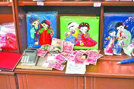 2012年6月21日，在朝鮮羅先特別市的一家商店里，柜臺上散落著一些人民幣。在朝鮮，人民幣比本國的貨幣更受歡迎。 CFP供圖