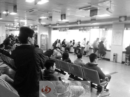 鄭州住房公積金管理中心辦事大廳，坐滿辦理業(yè)務(wù)的市民。