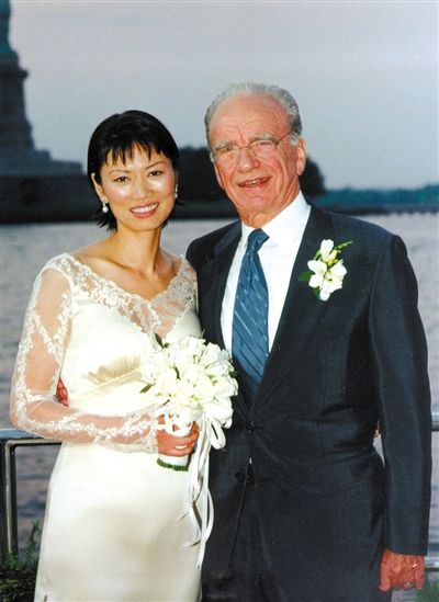 1999年6月，68歲的默多克與30歲的鄧文迪結(jié)婚。