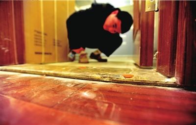 新房地板瓷磚有裂痕。 本報記者 陶冉 攝