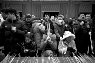 雍和宮，市民在燒香祈福