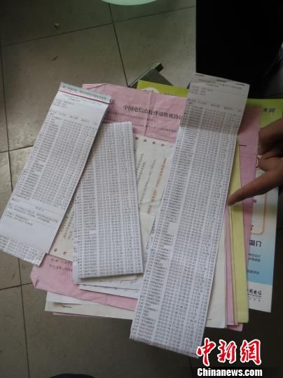 圖為王澤母睿收集的話費詳單等證據(jù)。 白琥 攝