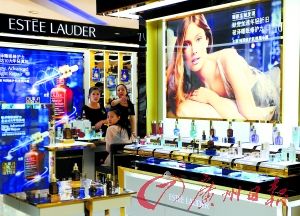 今年以來，雅詩蘭黛等大牌化妝品相繼被檢出不合格產(chǎn)品。（圖片來源：廣州日報(bào) 王燕攝）