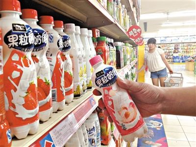 昨日，勁松京客隆超市貨架上，可口可樂果粒奶優(yōu)仍在售。可口可樂公司昨日發(fā)表聲明稱，已使用25公斤可能受到肉毒桿菌污染的乳粉，用于生產(chǎn)個別批次的美汁源果粒奶優(yōu)。新京報記者 韓萌 攝