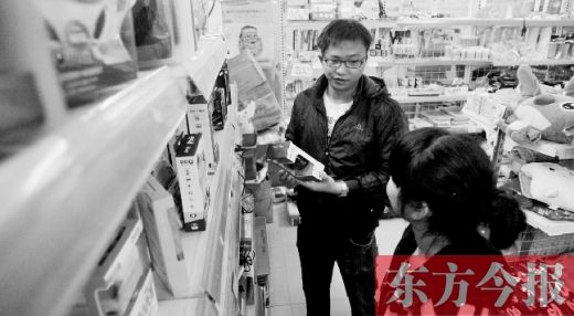 大學(xué)生創(chuàng)業(yè)孵化園內(nèi)，大學(xué)生S團(tuán)實(shí)體店的工作人員在向兩個(gè)同學(xué)推介商品