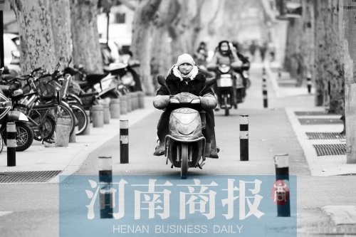 金水路防疫路附近，路樁間距很小，電動(dòng)車經(jīng)過(guò)時(shí)要很小心才能避開(kāi)