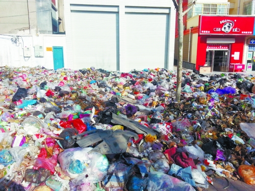 人行道上，垃圾“綿延”30來米。