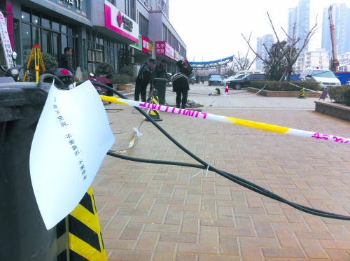 這處危險路段，從表面看沒有一點異常。但是在地面下，坍塌的大坑可裝下中巴車。