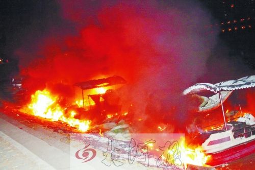 觀光船著火，火光沖天。