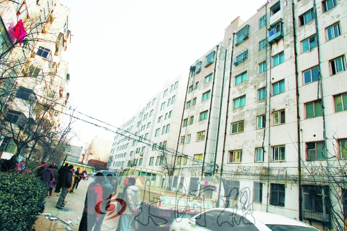 鄭州市瑞達(dá)路啟明村小區(qū)一戶(hù)居民家中（紅圈標(biāo)示處），天然氣發(fā)生爆炸。