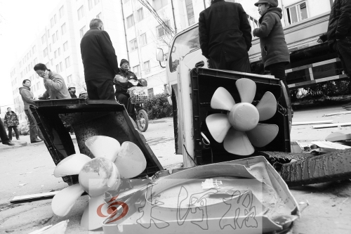 7樓一住戶(hù)家中天然氣爆炸，廚房里的排氣扇被炸得掉落地上。