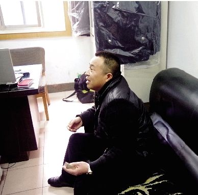 無證開套牌桑塔納轎車的段某，在華中食品城賣酒。