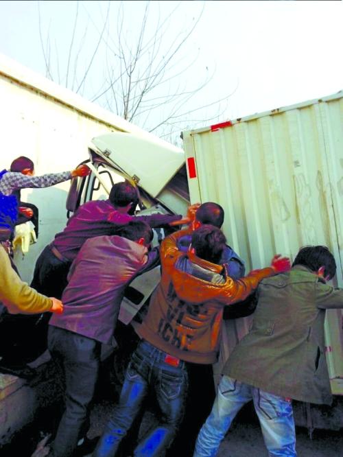 眾人把車往后推，從駕駛室救人
