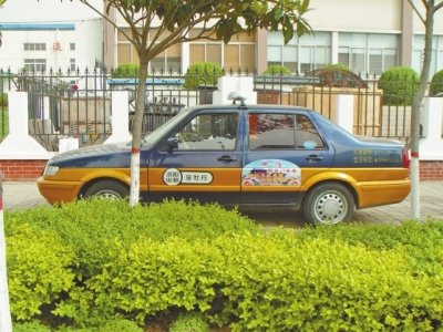 現(xiàn)場(chǎng)遺留的被劫出租車 本版圖片由洛陽(yáng)市公安局高新派出所提供