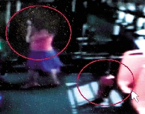 去年10月份的一天，一名女乘客打著電話下了車，包丟在了車上。(翻拍視頻)