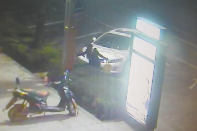 監(jiān)控視頻顯示，一名女子正在往路燈桿和路牌燈箱上噴涂。