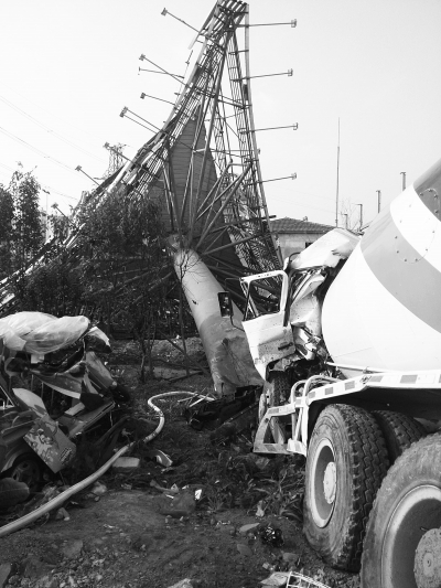 永城水泥罐車撞倒廣告牌 砸中行人致2死1傷