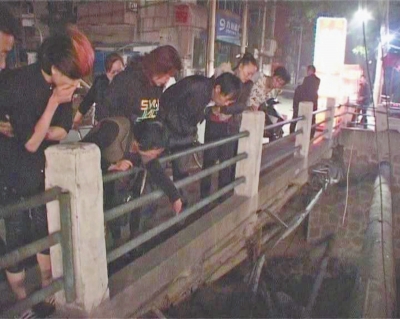 圍觀群眾感嘆橋那么高，被扔下橋的劉先生真是“萬(wàn)幸”。