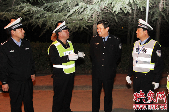 該支隊(duì)支隊(duì)長(zhǎng)石軍(左二)、政委周西漢（左一）在向省總隊(duì)督導(dǎo)組匯報(bào)整治酒駕時(shí)的情景。