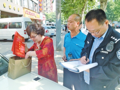 失主在清點(diǎn)、認(rèn)領(lǐng)失物。