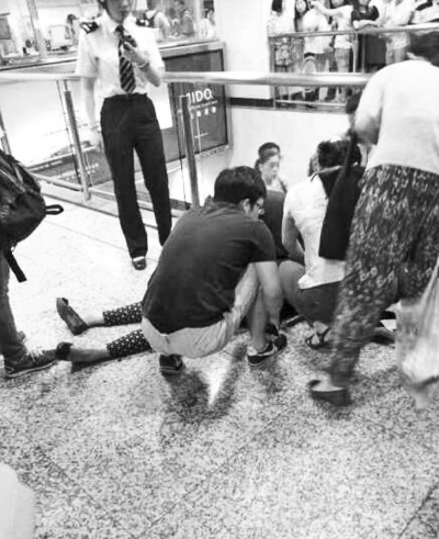 男子繼母被捅傷后跑到站內(nèi)，倒在了地上（圖片來自網(wǎng)絡(luò)）。