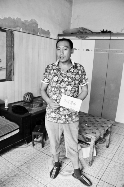 采建新拿的信封里，是南京警方送來的獎(jiǎng)金。