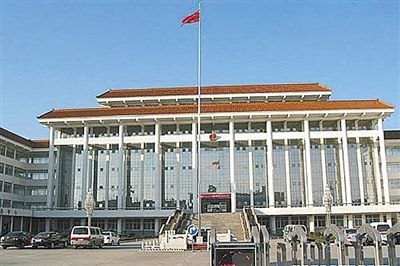 濮陽縣違規(guī)、超標(biāo)修建的縣委、縣政府辦公樓。新華社發(fā)發(fā)布