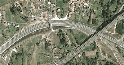 事發(fā)地的急轉(zhuǎn)彎道。以下是監(jiān)控視頻截圖。