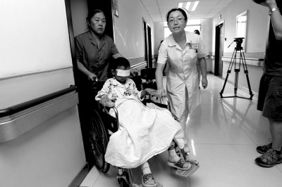 昨天，斌斌被推出病房，準(zhǔn)備換藥。記者 譚青/攝