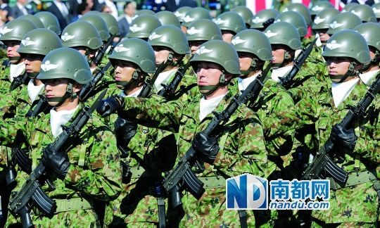 10月27日，日本自衛(wèi)隊舉行閱兵儀式