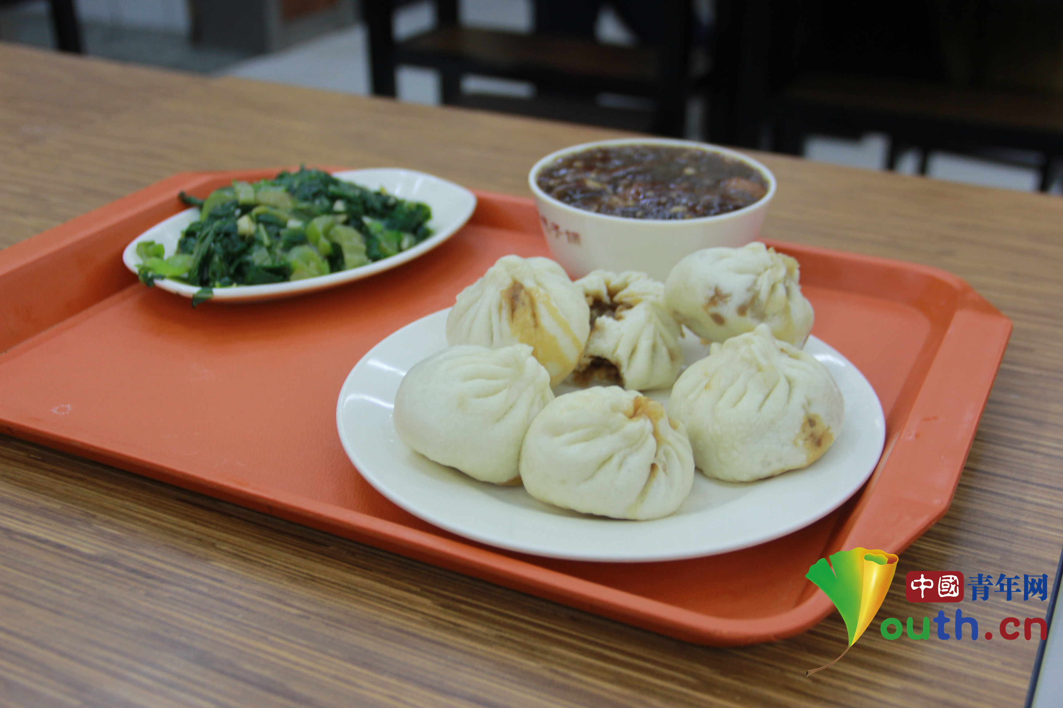 習(xí)近平周末現(xiàn)身包子鋪 排隊(duì)購(gòu)買(mǎi)平易近人