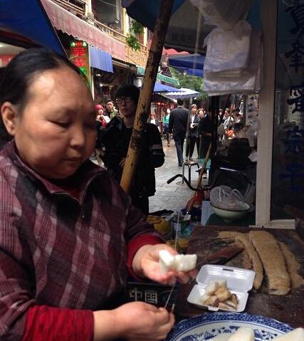 涼糕大媽英語(yǔ)吆喝賺足眼球 網(wǎng)友：英語(yǔ)白學(xué)了