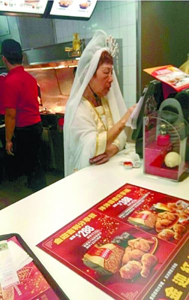麥當(dāng)勞也挺拼的！店員化身觀音為顧客點(diǎn)餐