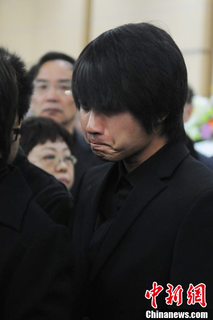 韓寒到場(chǎng)痛哭流淚。