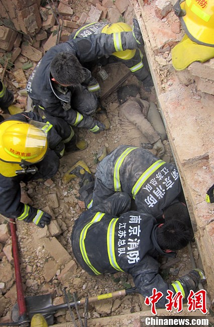 圖為南京消防隊員找到被埋工人。中新社發(fā) 梅亮 攝