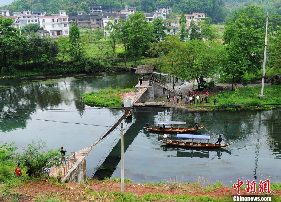 5月2日，鳳凰縣搜尋人員仍在沱江下游搜尋。
