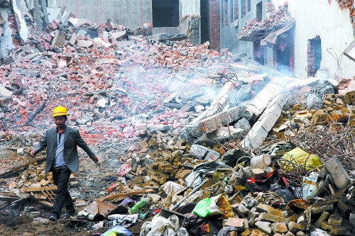 一座清朝老宅被一把火燒成了灰燼。透過青煙，才能看到它曾存在過的痕跡