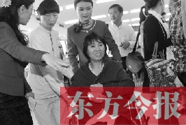 坐在輪椅上的，就是為兒子捐出肝、腎的母親潘大想