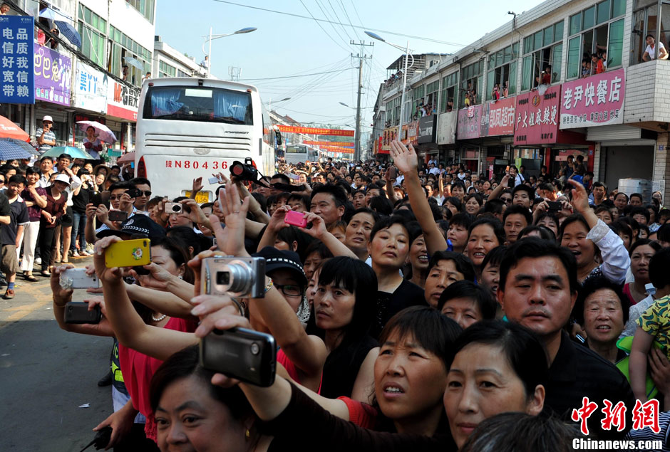 6月5日，一年一度的毛坦廠鎮(zhèn)“送考節(jié)”到來，70輛大巴車護(hù)送毛坦廠中學(xué)萬名考生安全赴考。