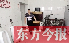 男廁中擺放的電視機、柜子、自行車等物品