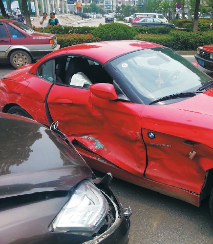 寶馬車門完全變形。